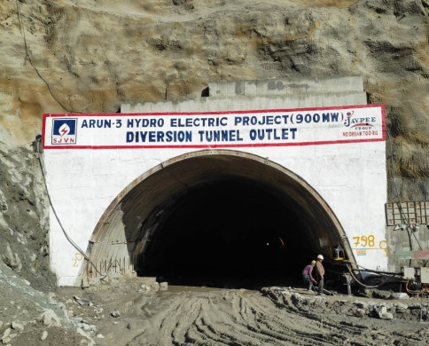 अरुण तेस्रोको काम २ महिनादेखि अवरुद्ध